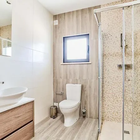 Carvoeiro Sleeps 6 With Pool Air Con And Wifi カルヴォエイロ