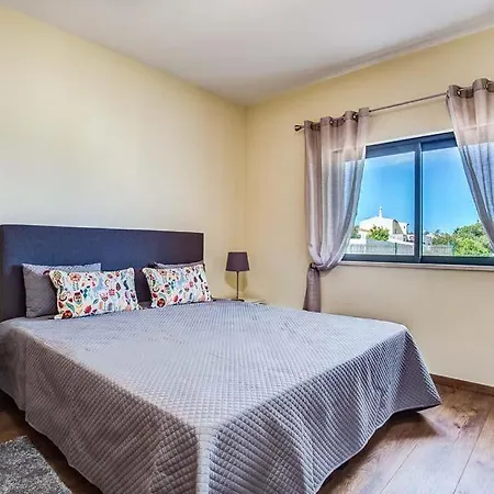 Carvoeiro Sleeps 6 With Pool Air Con And Wifi *