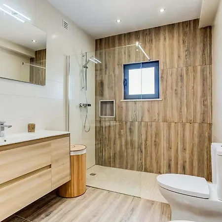 Carvoeiro Sleeps 6 With Pool Air Con And Wifi *