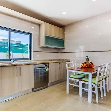 Carvoeiro Sleeps 6 With Pool Air Con And Wifi